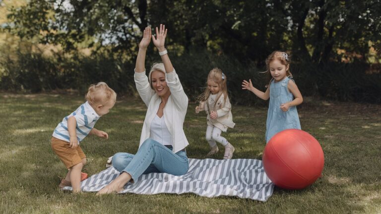 a-photo-of-a-woman-and-her-kids-playing-_loXIOOb4QDOw_ymsxKcf7Q_S93-BFCUSDe0NJhu7dm7bw